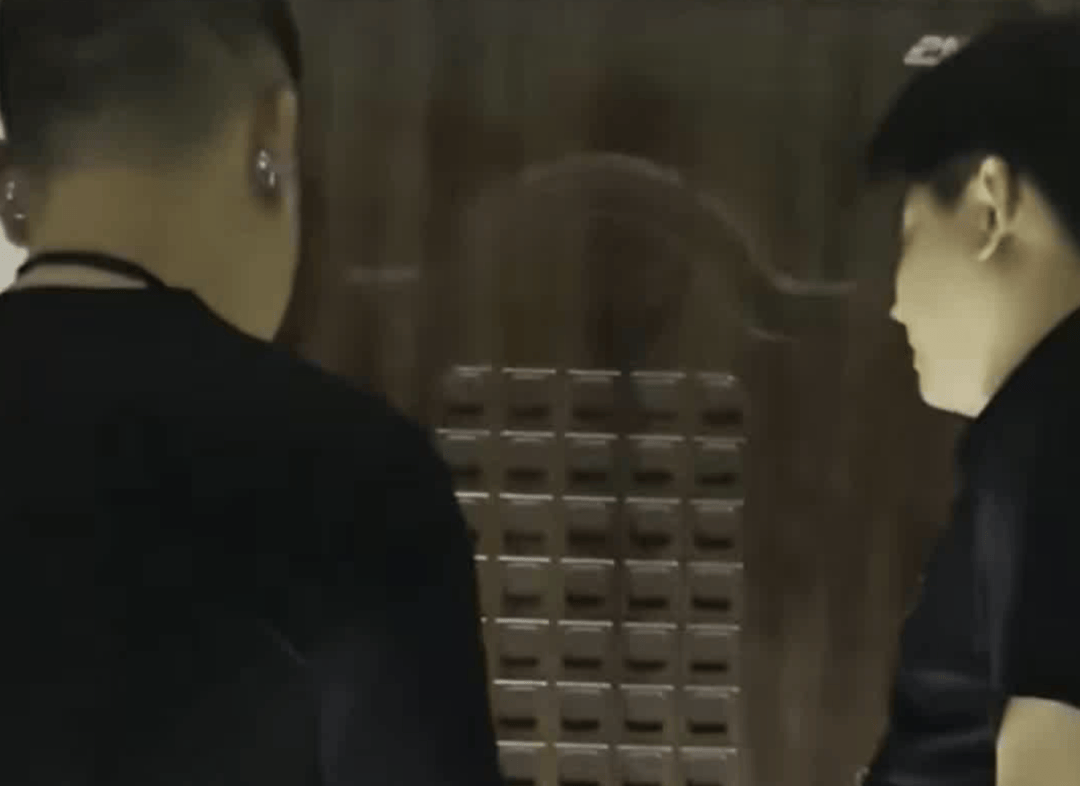 “我不愿意给你开门！”广东一老人买了460克黄金准备交给骗子“投资”，警察上门劝阻却吃了“闭门羹”，还险被“投诉”