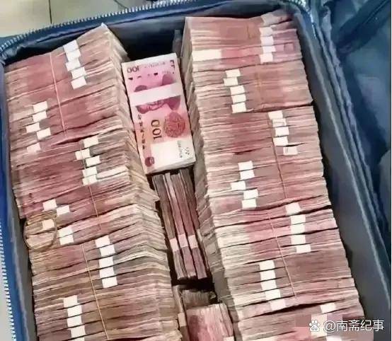 啥是洗钱？给你举个最易懂的例子：你买彩票中了800万，国家扣20%的税，到手640万。这时有人找上门，拿700万现金买你的中奖彩票，别以为他憨，这就是实打实的洗钱！你手头有张刚到手的彩票，税后能拿640万。突然有人找上门，掏出700万现金，就要买你这张票。换谁都会打鼓：这人到底想干...